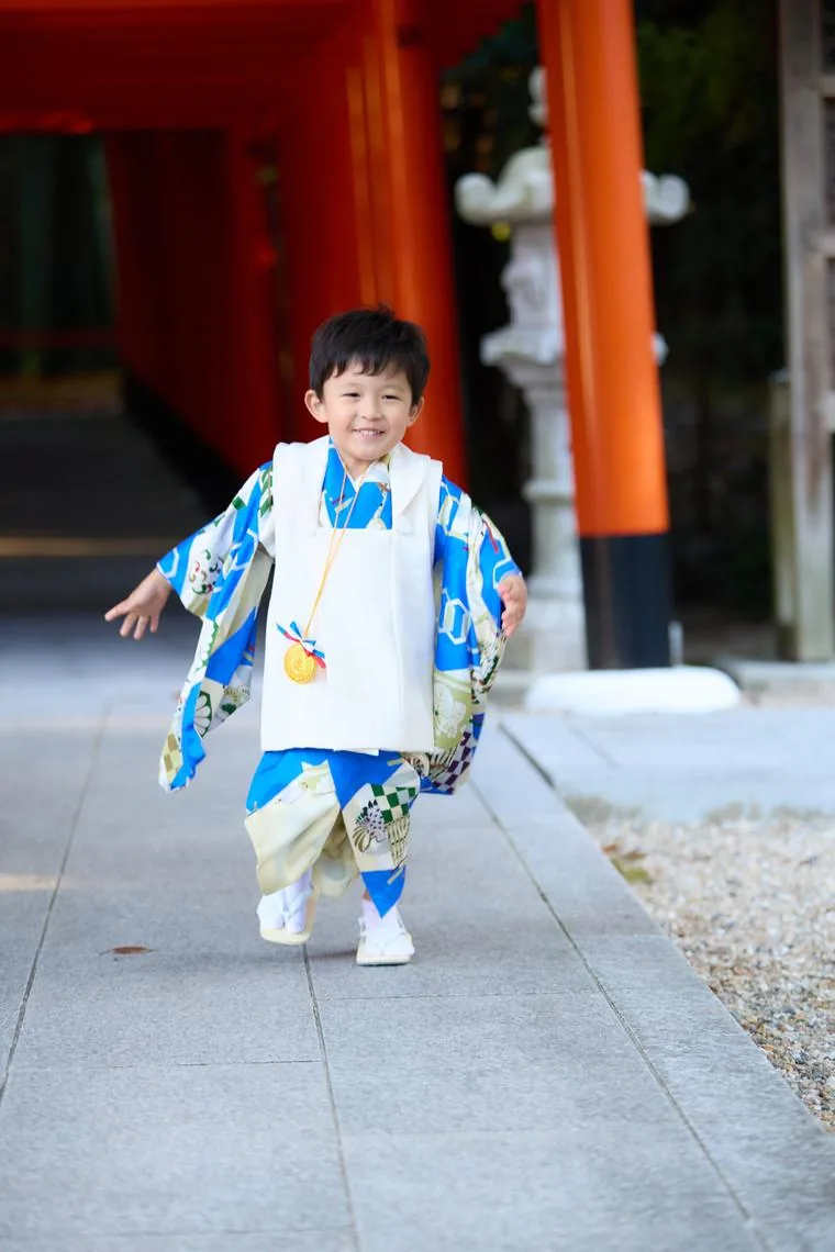 着物姿で参道を走り出す男の子