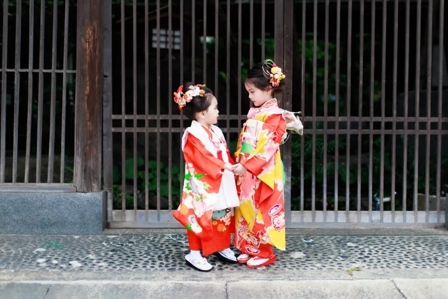 着物を着て向かい合う姉妹