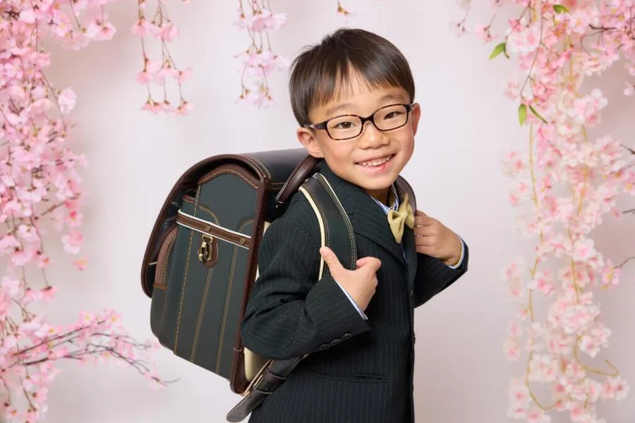 ランドセルを背負って笑う男の子
