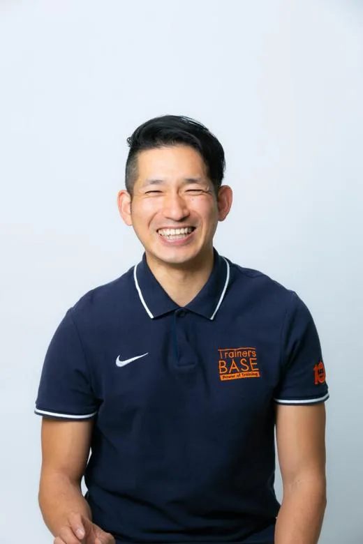 襟付きのシャツを着て笑う男性のプロフィール写真